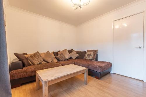 BEST PRICE! LARGE HOME FOR 4 - SMART TV - COMFY BEDS - GARDEN - 4 Single Beds or 2 Doubles! in Hilsea