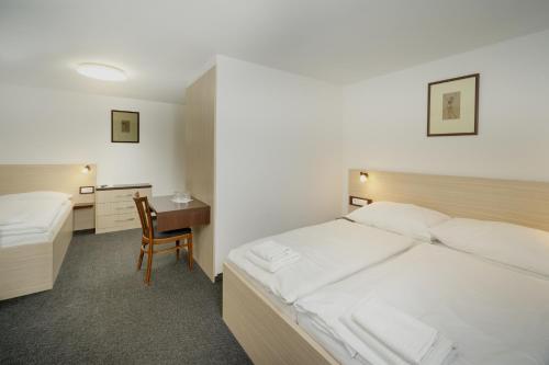 4 twin beds