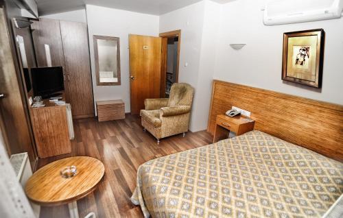 Serenti Hotel Stop at Serenti Hotel to discover the wonders of Giresun. Offering a variety of facilities and services, the hotel provides all you need for a good nights sleep. To be found at the hotel are 24-hour 