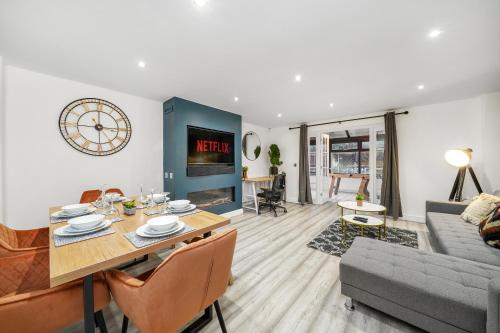 Luxury House with Pool Table, Smart TV with Netflix, Fast Wifi, Garden & Free Parking by Yoko Property gîte à louer Emberton