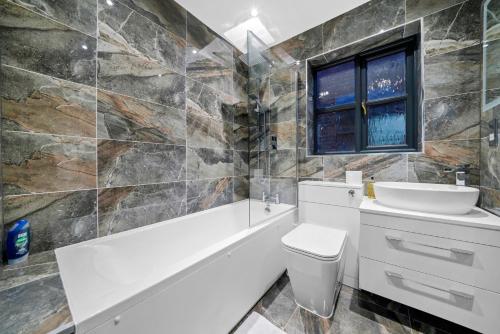 Luxury House with Pool Table, Smart TV with Netflix, Fast Wifi, Garden & Free Parking by Yoko Proper