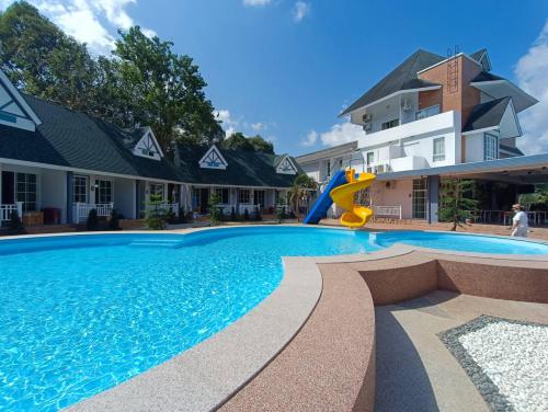 Úszómedence, English Resotel near Nakhon Si Thammarat Repülőtér
