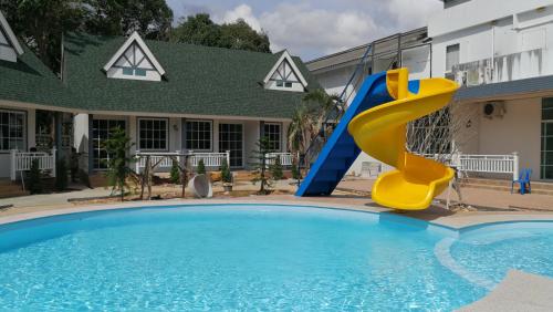 Úszómedence, English Resotel near Nakhon Si Thammarat Repülőtér