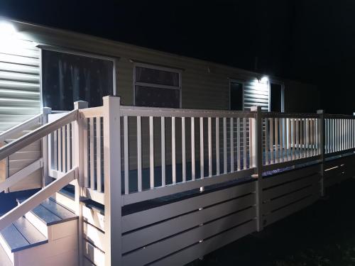 陽台/露台, Devon Barnstaple Self Catering Tarka Holiday Park Free Wi-Fi Spacious Static Caravan sleeps 4 Pets a in 中央市區