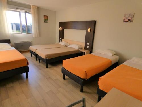 1 queen bed, 3 twin beds