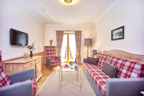 1 queen bed, 1 sofa bed