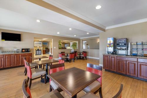 Food and beverages, Comfort Suites San Clemente Beach in San Clemente (CA)