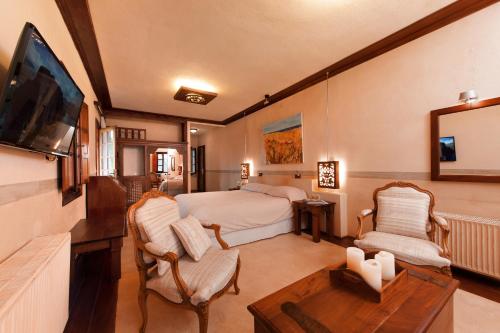 1 queen bed, 1 sofa bed