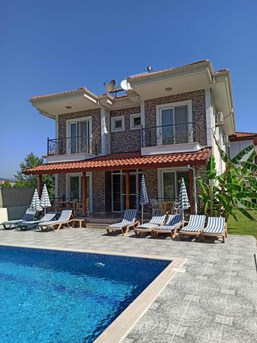 Remarkable 4-Bed Villa Tasgin 2 pools