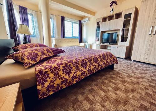 1 king bed, 1 twin bed