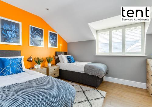 Chic & Central 1 Bedroom APT With Comfy king Bed & Parking by Tent Serviced Apartments Egham