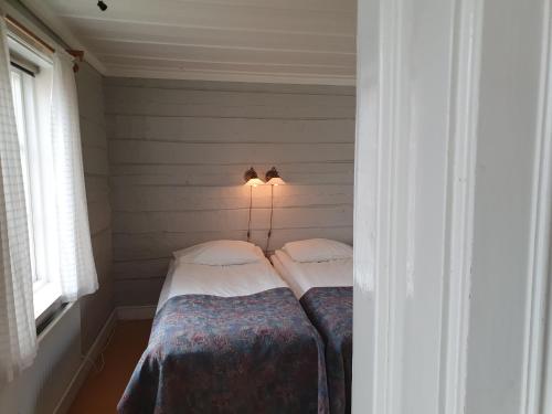 3 twin beds