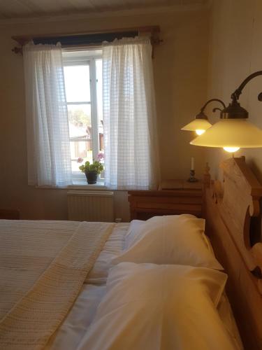 4 twin beds