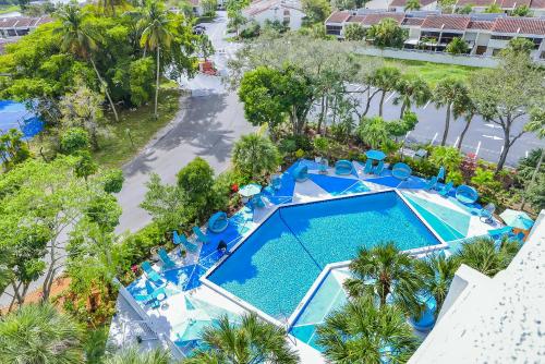 Swimming pool, Chateau Mar Golf Resort, Trademark Collection by Wyndham in Sunrise
