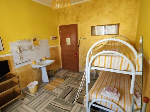 Twin Room with External Bathroom room in Hotel Serenella