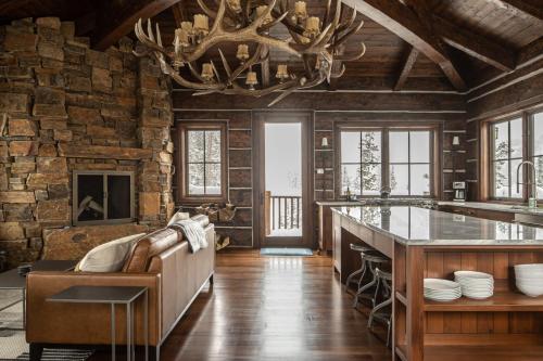 Big Sky Lookout Tower Cabins - Lone Peak in Big Sky, USA