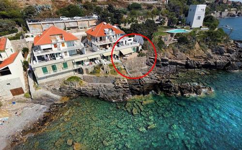  Seaside holiday apartment - unique location in Cipressa