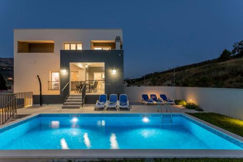 Luxe villa with pool, jacuzzi, and sauna