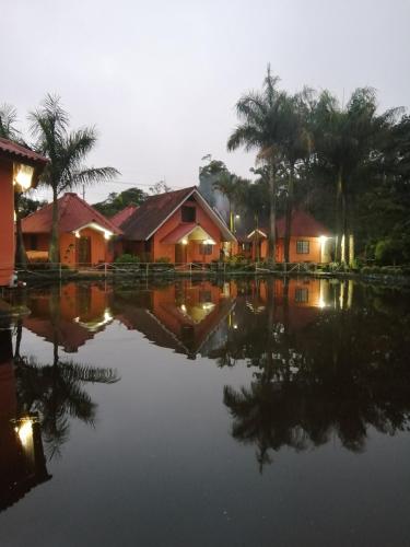 Cabañas Mountain River Lake Inn in Nueva California
