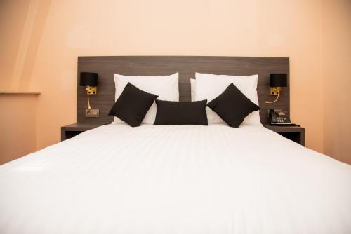 Deluxe Double Room with Two Double Beds image 1
