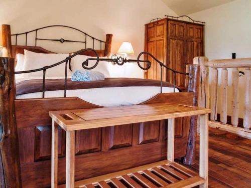 2 Bedroom and Loft Cabin 501 - Fernie