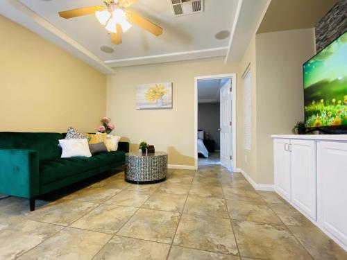 comfortable house/3 storynear airportcasino outlet, Las Vegas (photo 8)