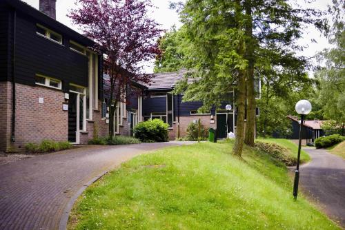 Fletcher Hotel Restaurant De Wipselberg-Veluwe The 4-star Fletcher Hotel Restaurant De Wipselberg-Veluwe offers comfort and convenience whether youre on business or holiday in Apeldoorn. The hotel offers guests a range of services and amenities d