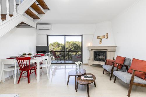 ห้องส่วนกลางสำหรับนั่งเล่น/ดูทีวี, Guia Alamos Duplex Apartment in มาริงยา