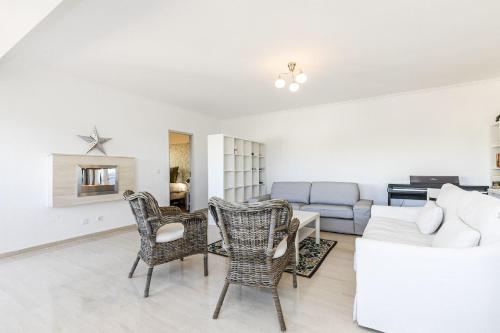 ห้องส่วนกลางสำหรับนั่งเล่น/ดูทีวี, Guia Alamos Duplex Apartment in มาริงยา