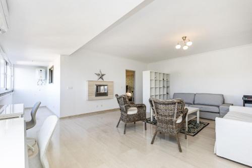 ห้องส่วนกลางสำหรับนั่งเล่น/ดูทีวี, Guia Alamos Duplex Apartment in มาริงยา