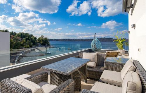 2 Bedroom Lovely Apartment In Omisalj - Location saisonnière - Omišalj