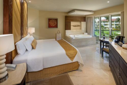 Superior Honeymoon Suite - Kind Size Bed
