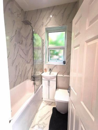 Flat-B, 4 Adults, 20 mins to Beach, Netflix, Wifi, Sleeps 4 Adults, Bournemouth (photo 3)