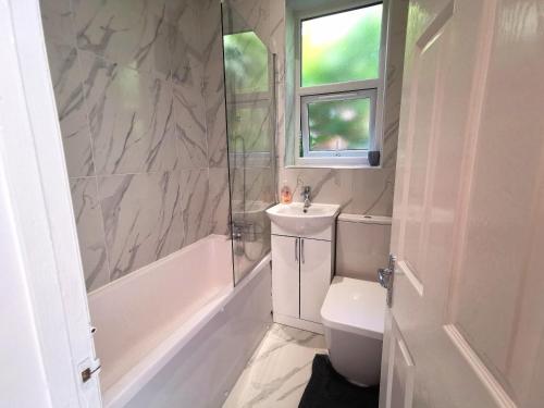 Flat-B, 4 Adults, 20 mins to Beach, Netflix, Wifi, Sleeps 4 Adults, Bournemouth (photo 7)