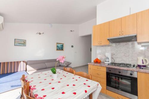 Apartments with a parking space Pisak, Omis - 2827