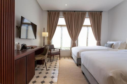 Deluxe Double or Twin Room image 1