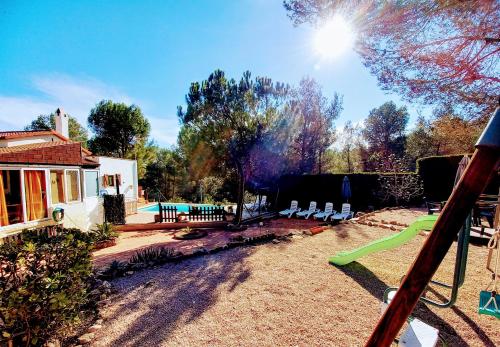 AbelesHome. Villa con Piscina, Barbacoa y Parque Infantil. gîte à louer Pineda de Santa Cristina