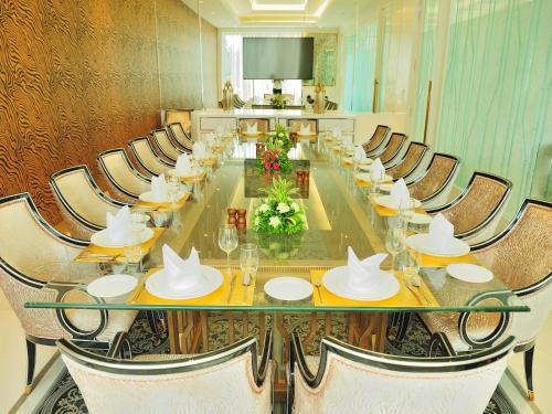 مطعم, Seven Eleven Hotels & Club in ميرا بهياندر