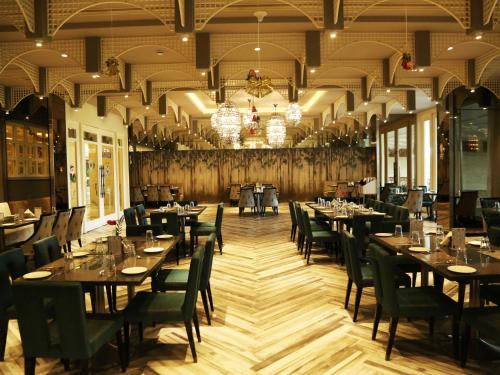 مطعم, Seven Eleven Hotels & Club in ميرا بهياندر