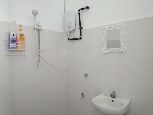 Room in Guest room - Comfortable Family Room for 4 people in Kuching with Ac - Amida Point Services