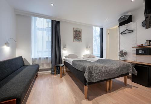 3 twin beds