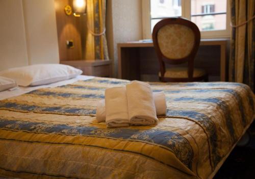 Room in Guest room - White Vatican - Standard Triple Room - via Catone 29