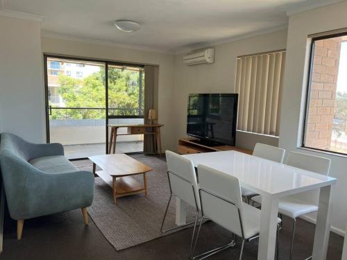 Riverview 2 bedrooms Unit with Free Parkings