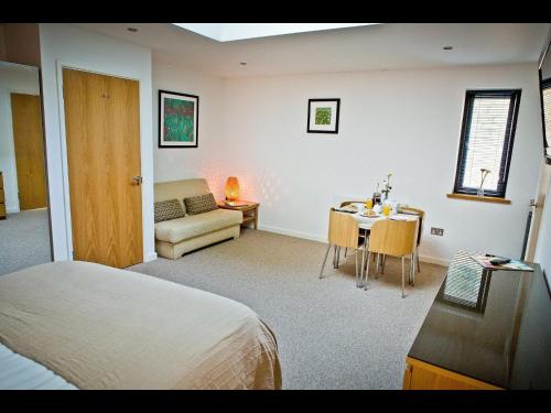 The Cedars Bed & Breakfast - image 5