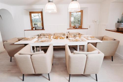 Chalet Wiesengut, Pool, Sunbeds, BBQ, Bikes for free, 15 min to salzburg and beautifull lakes sound  in Adnet