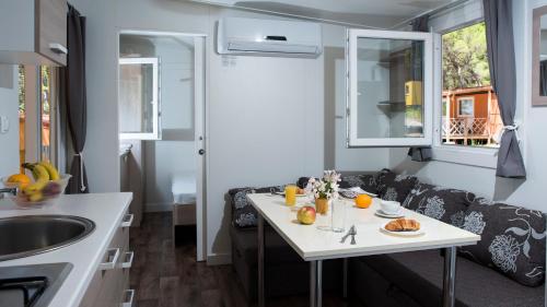 2 bedrooms, 4 beds