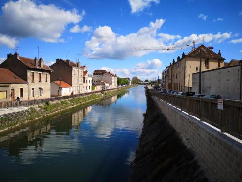 Au 4 le long du canal avec Parking