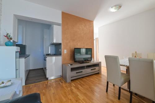 APARTMENT CENTER SUMMER JOY