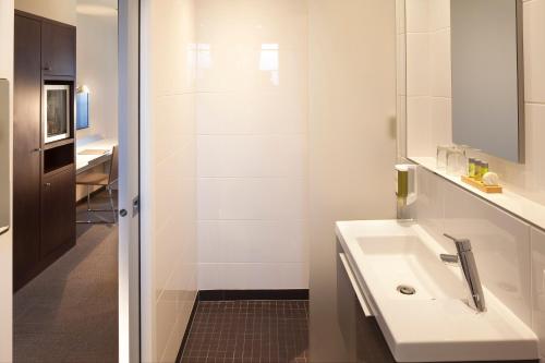 Bathroom, Hotel Le Colombier in Obernai