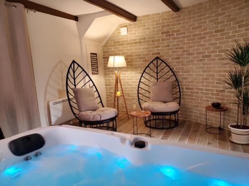 Jacuzzi privatif dans maison de village au calme - Location saisonnière - Flaviac